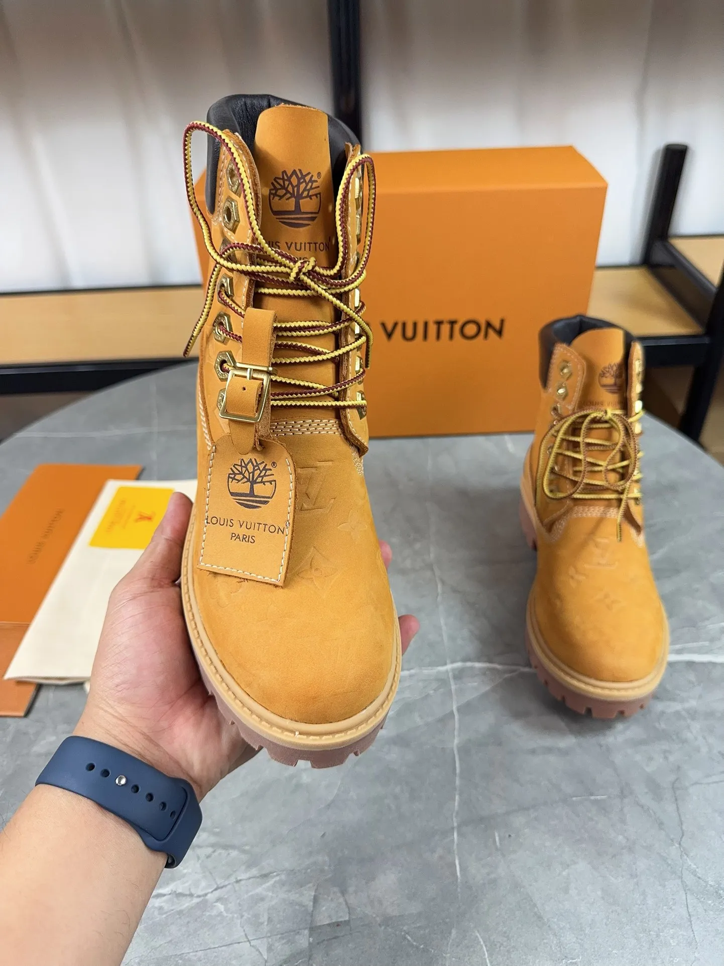 Couple model 💰700 ❤️Top version: Couple model LV x Timberland Timberland joint model Presbyopia Embossed Rhubarb boots Ankle boots Short boots LV x Timberland ankle boots are made of Monogram embossed waterproof nubuck cow leather, relying on the brand's exquisite craftsmanship to carefully reshape the classic Timberland 6-inch boot shape in Italy, and make an eye-catching appearance in 2024 created by Pharrell Williams with American workwear style Autumn and winter menswear show. Monogram embossed tongue, original Timberland laces and outsole are exquisite details, and the leather label expresses the cooperation logo. Exquisite packaging at the delivery counter🛍📦 ▪️Material: Original customized imported first-layer cowhide ▪️Inner lining: Original customized leather lining/mesh lining ▪️Outsole: Original molded anti-slip rubber material ▪️Sole thickness: 3.5CM ▪️Size: Women's 35-40 Men's 39-46